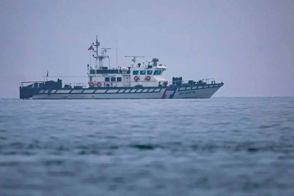 Un buque de la Guardia Costera de Taiwán patrulla a lo largo del paso acuático Kinmen-Xiamen, cerca de la frontera marítima entre Taiwán y China, en Kinmen