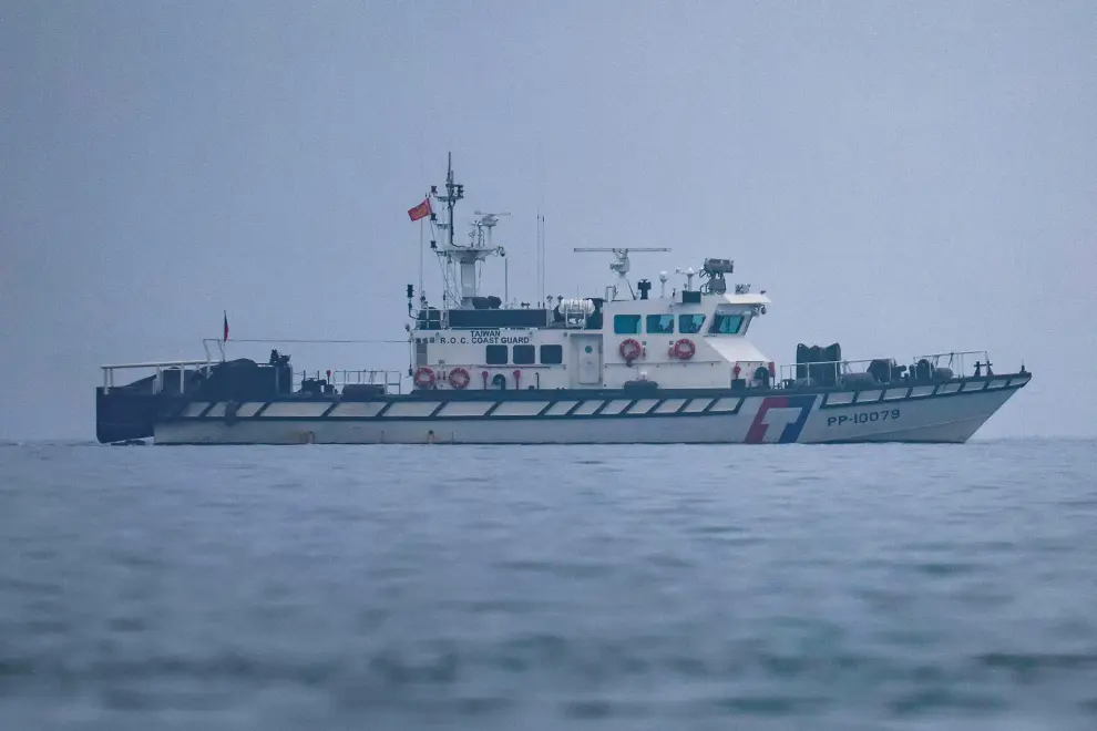 Un buque de la Guardia Costera de Taiwán patrulla a lo largo del paso acuático Kinmen-Xiamen, cerca de la frontera marítima entre Taiwán y China
