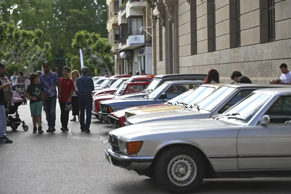 Cocentración de vehículos históricos este sábado en Huesca.