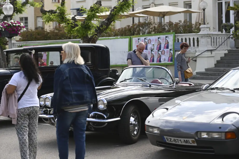 Cocentración de vehículos históricos este sábado en Huesca.