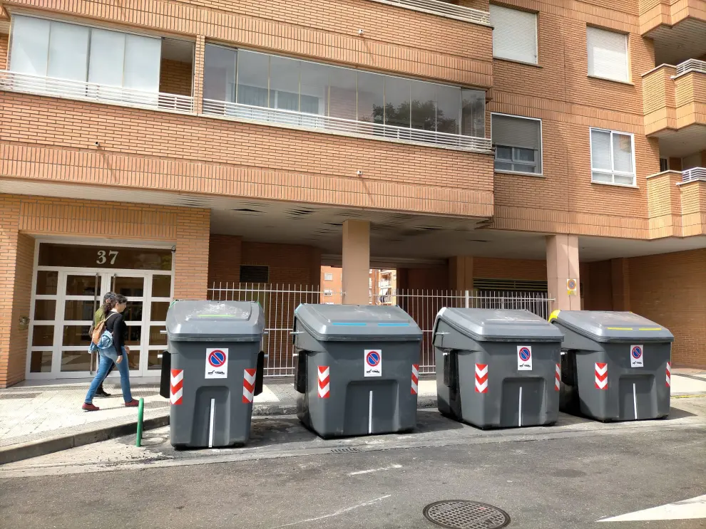 Daños causados por el incendio de tres contenedores en la calle de Sierra de Vicor en Zaragoza.