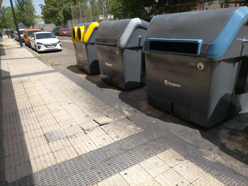 Daños causados por el incendio de tres contenedores en la calle de Sierra de Vicor en Zaragoza.