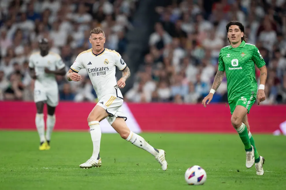 El centrocampista del Real Madrid Toni Kroos es sustituido en su último partido en el estadio Santiago Bernabéu, durante el partido de la jornada 38 de LaLiga que Real Madrid y Real Betis disputan hoy sábado, en Madrid.