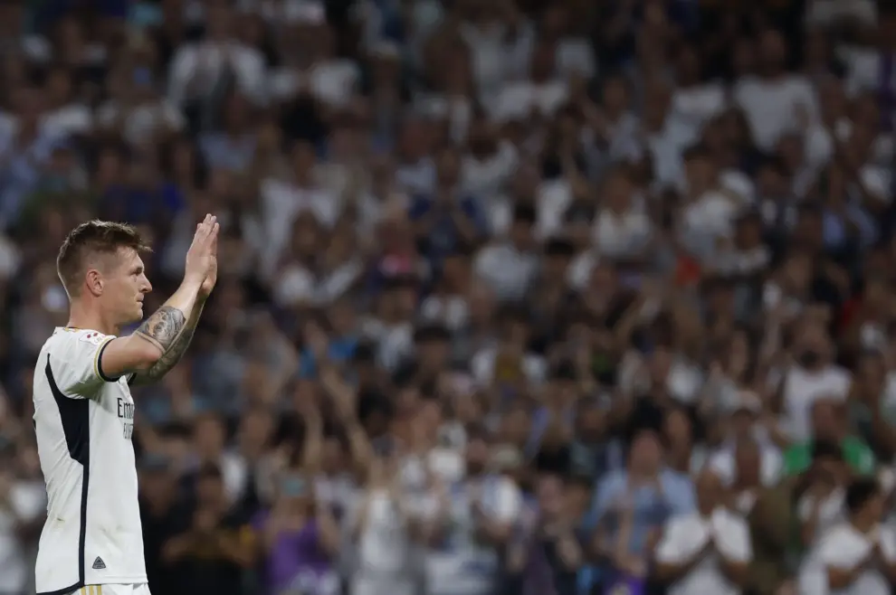 El centrocampista del Real Madrid Toni Kroos es sustituido en su último partido en el estadio Santiago Bernabéu, durante el partido de la jornada 38 de LaLiga que Real Madrid y Real Betis disputan hoy sábado, en Madrid.