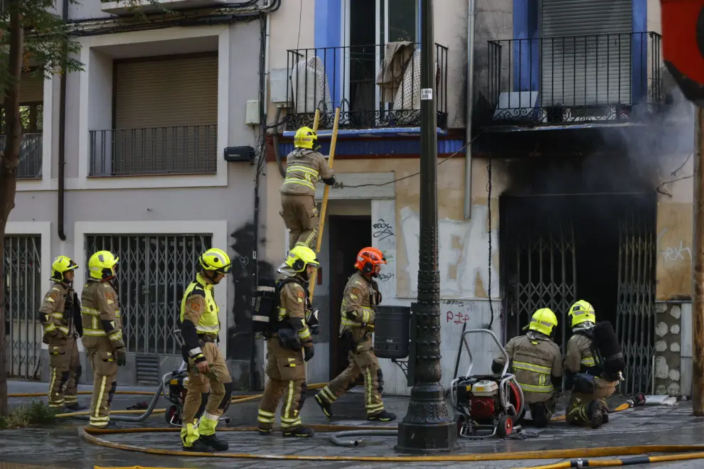 Los Bomberos trabajan en el incendio del edificio del número 184 del COso Bajo de Zaragoza.