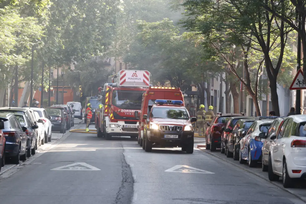 Los Bomberos trabajan en el incendio del edificio del número 184 del COso Bajo de Zaragoza.