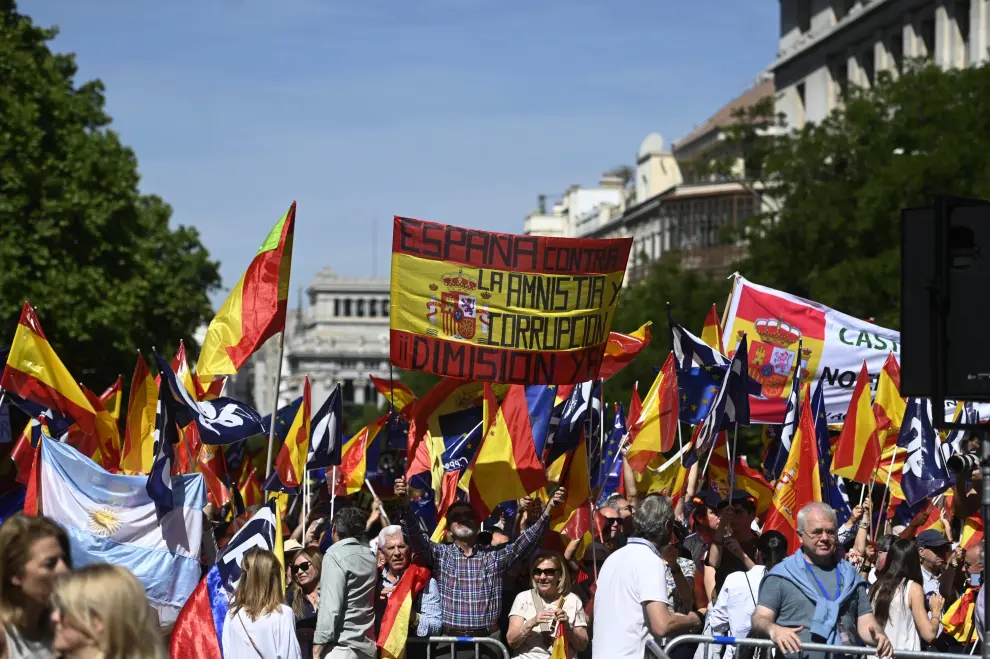 Miles de personas se concentran en Madrid en el acto del PP contra el Gobierno y la amnistía