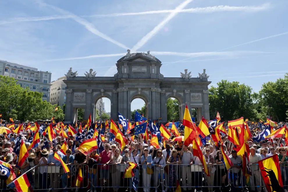 Miles de personas se concentran en Madrid en el acto del PP contra el Gobierno y la amnistía