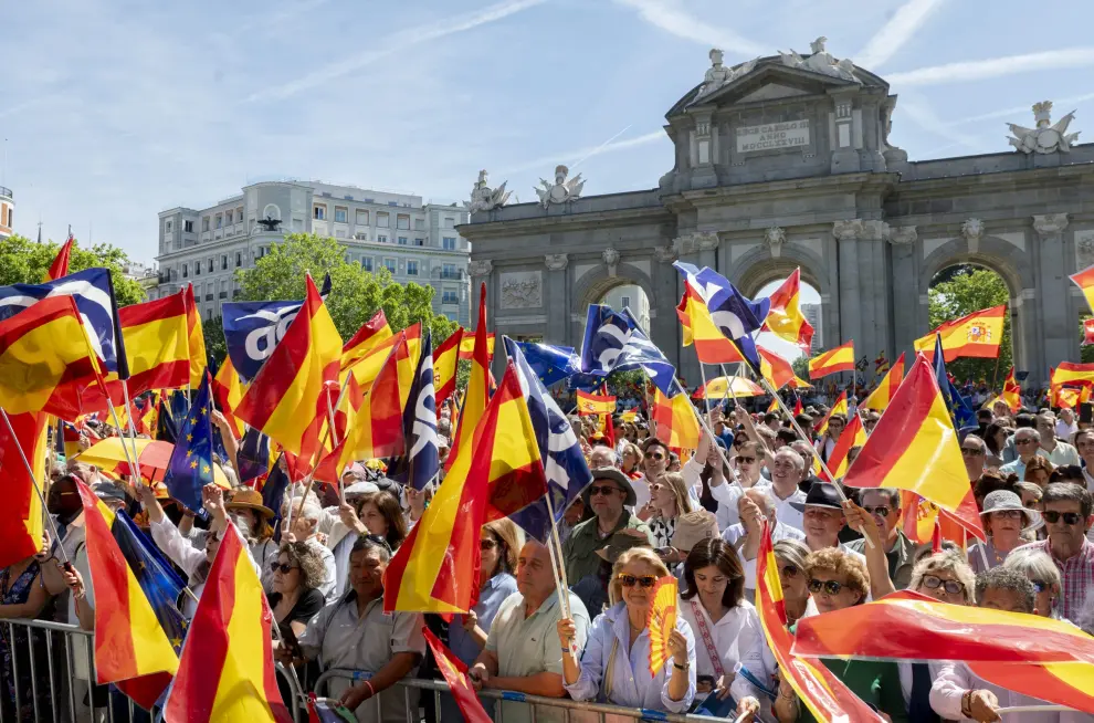 Miles de personas se concentran en Madrid en el acto del PP liderado por Alberto Núñez Feijóo contra el Gobierno y la amnistía