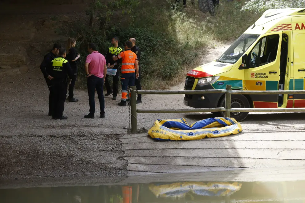 Ambulancia en el Canal, en Zaragoza, donde se ha producido el apuñalamiento.