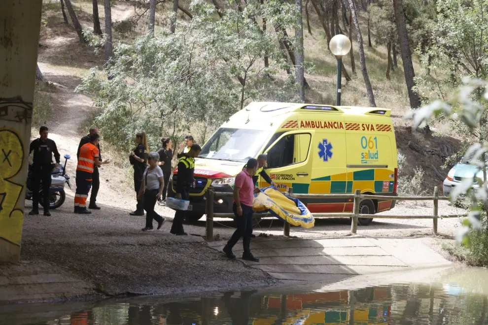 Ambulancia en el Canal, en Zaragoza, donde se ha producido el apuñalamiento.
