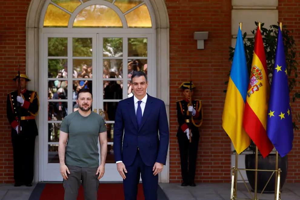El presidente de Ucrania, Volodímir Zelenski, con Pedro Sánchez en el palacio de La Moncloa