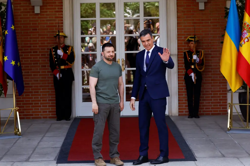 El presidente de Ucrania, Volodímir Zelenski, con Pedro Sánchez en el palacio de La Moncloa