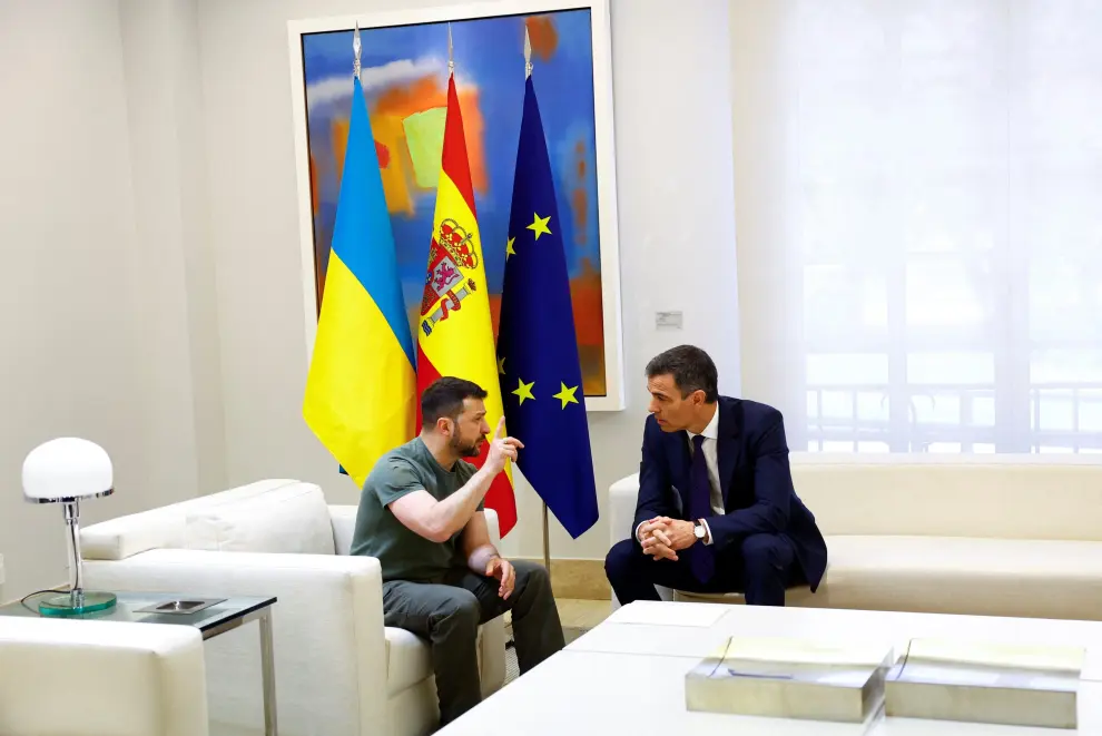 El presidente de Ucrania, Volodímir Zelenski, con Pedro Sánchez en el palacio de La Moncloa