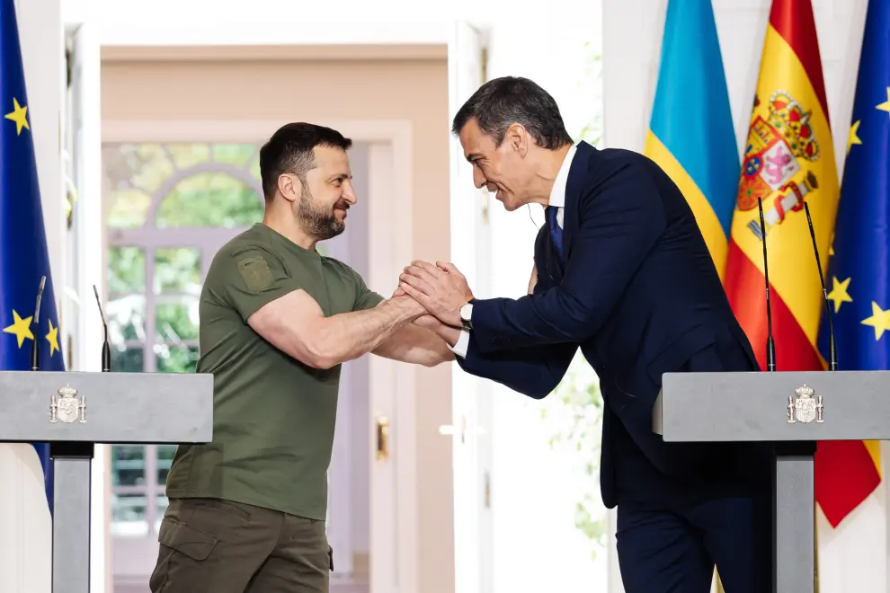 El presidente del gobierno español, Pedro Sánchez y el presidente de Ucrania, Volodímir Zelenski