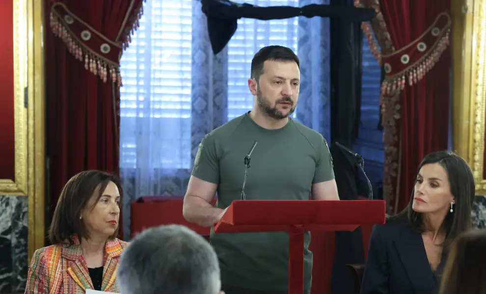 El presidente ucraniano, Volodímir Zelenski (c), firma el libro de visitas en el Congreso de los Diputados antes de su reunión con la presidenta del Congreso, Francina Armengol