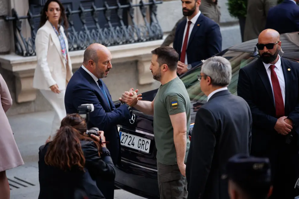 El presidente ucraniano, Volodímir Zelenski (c), firma el libro de visitas en el Congreso de los Diputados antes de su reunión con la presidenta del Congreso, Francina Armengol