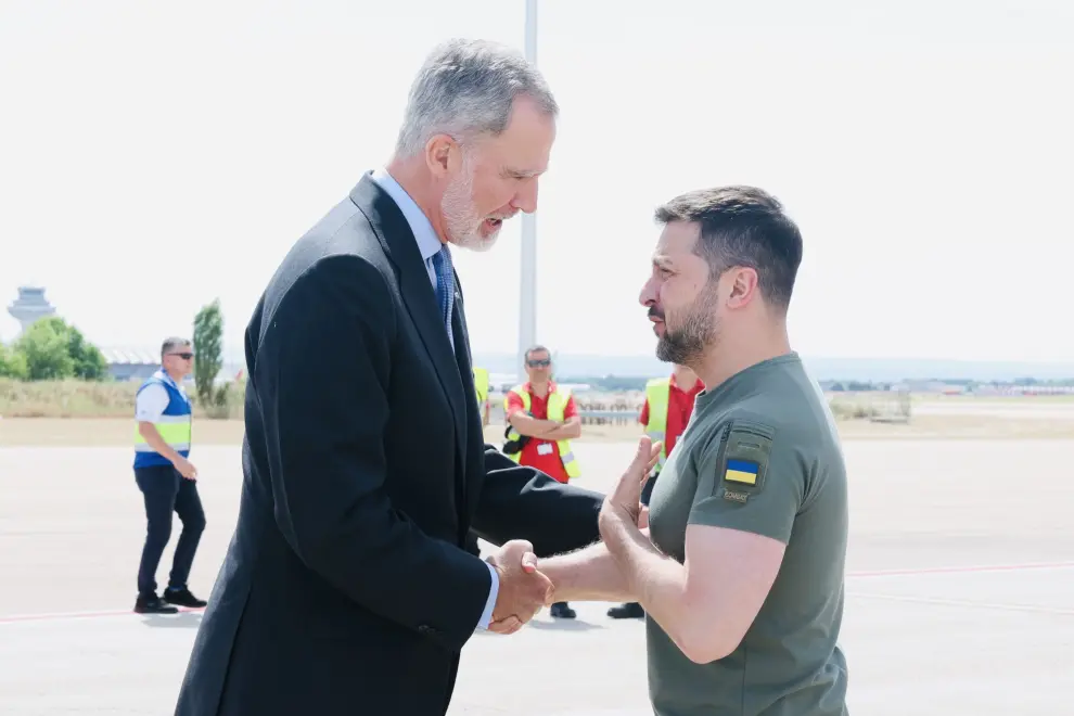 El rey Felipe VI recibe en el aeropuerto de Madrid al presidente de Ucrania, Volodímir Zelenski