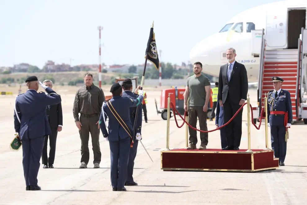 El rey Felipe VI recibe en el aeropuerto de Madrid al presidente de Ucrania, Volodímir Zelenski