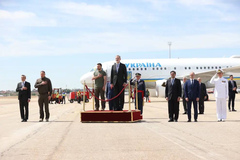 El rey Felipe VI recibe en el aeropuerto de Madrid al presidente de Ucrania, Volodímir Zelenski