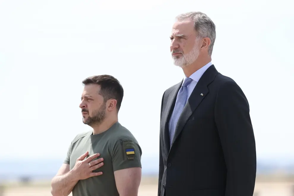 El rey Felipe VI recibe en el aeropuerto de Madrid al presidente de Ucrania, Volodímir Zelenski