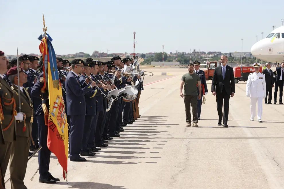 El rey Felipe VI recibe en el aeropuerto de Madrid al presidente de Ucrania, Volodímir Zelenski