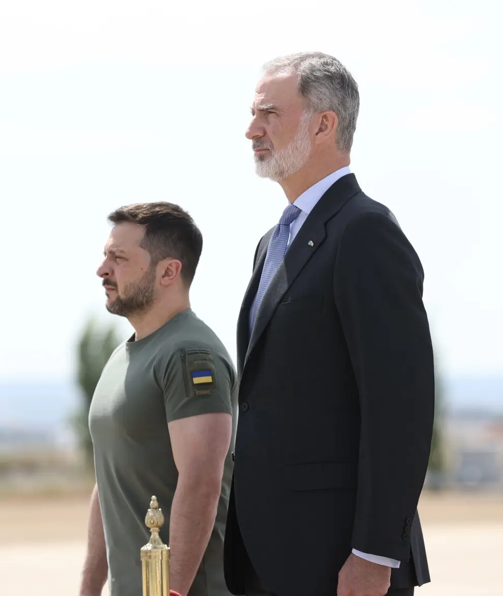 El rey Felipe VI recibe en el aeropuerto de Madrid al presidente de Ucrania, Volodímir Zelenski