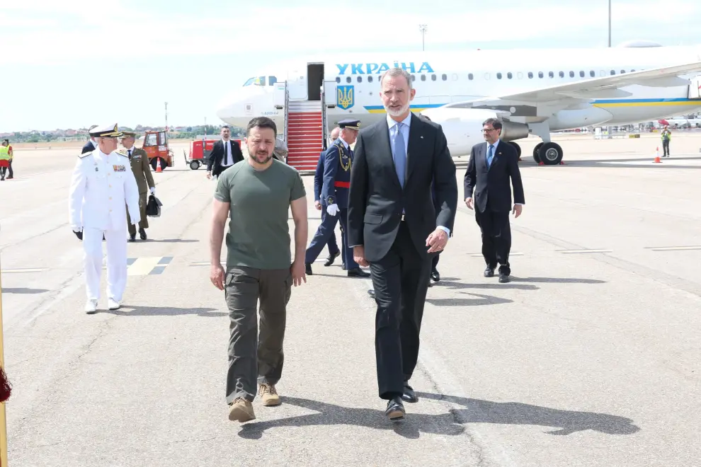 El rey Felipe VI recibe en el aeropuerto de Madrid al presidente de Ucrania, Volodímir Zelenski