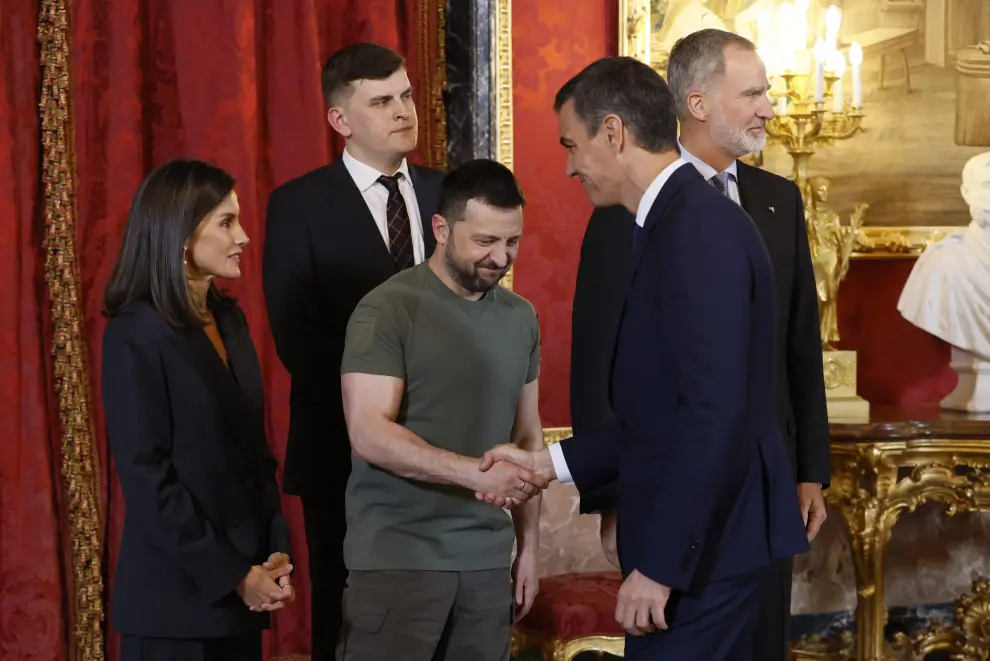 Los reyes de España Felipe VI y Letizia, junto al presidente de Ucrania, Volodímir Zelenski