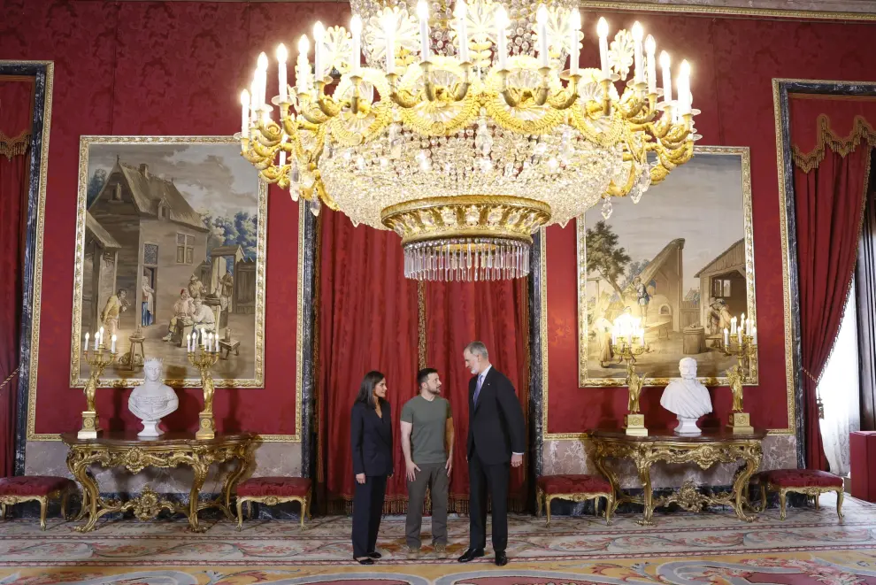 Los reyes de España Felipe VI y Letizia, junto al presidente de Ucrania, Volodímir Zelenski