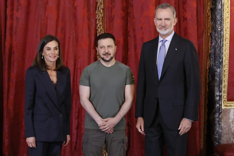 Los reyes de España Felipe VI y Letizia, junto al presidente de Ucrania, Volodímir Zelenski