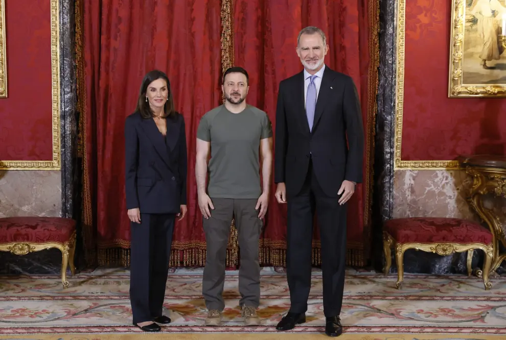 Los reyes de España Felipe VI y Letizia, junto al presidente de Ucrania, Volodímir Zelenski