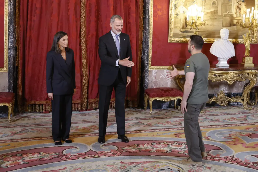 Los reyes de España Felipe VI y Letizia, junto al presidente de Ucrania, Volodímir Zelenski