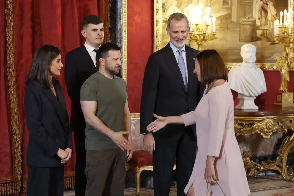 Los reyes de España Felipe VI y Letizia, junto al presidente de Ucrania, Volodímir Zelenski, saludan a la presidenta del Congreso de losDiputados, Francina Armengol