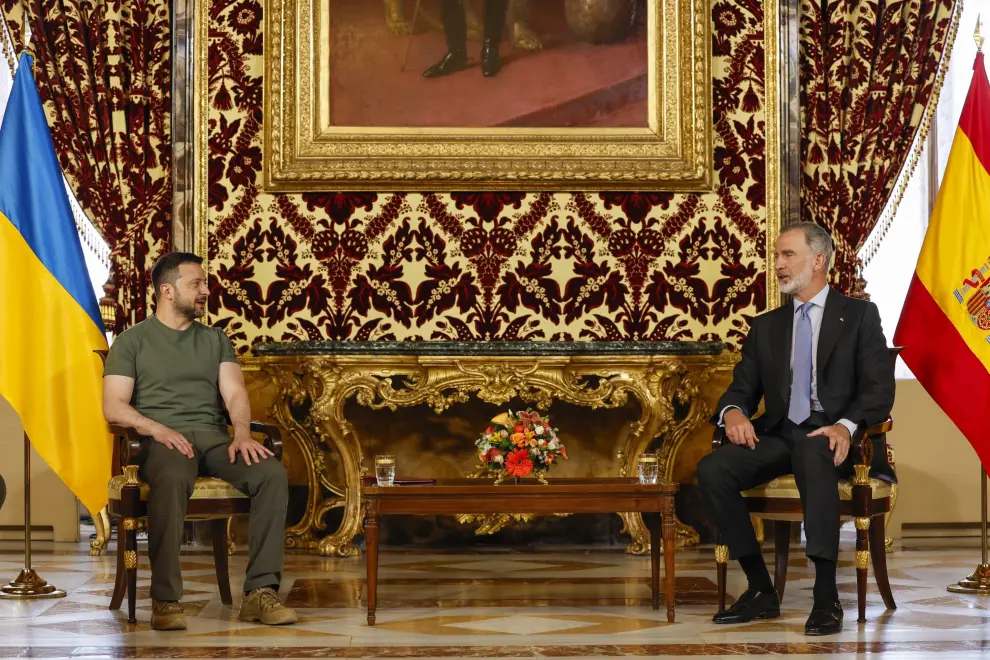 El rey Felipe VI conversa con el presidente de Ucrania, Volodímir Zelenski, durante la reunión mantenida tras el almuerzo ofrecido en el Palacio Real
