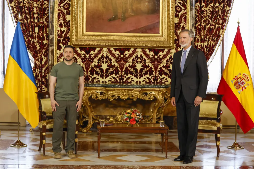 El rey Felipe VI conversa con el presidente de Ucrania, Volodímir Zelenski, durante la reunión mantenida tras el almuerzo ofrecido en el Palacio Real