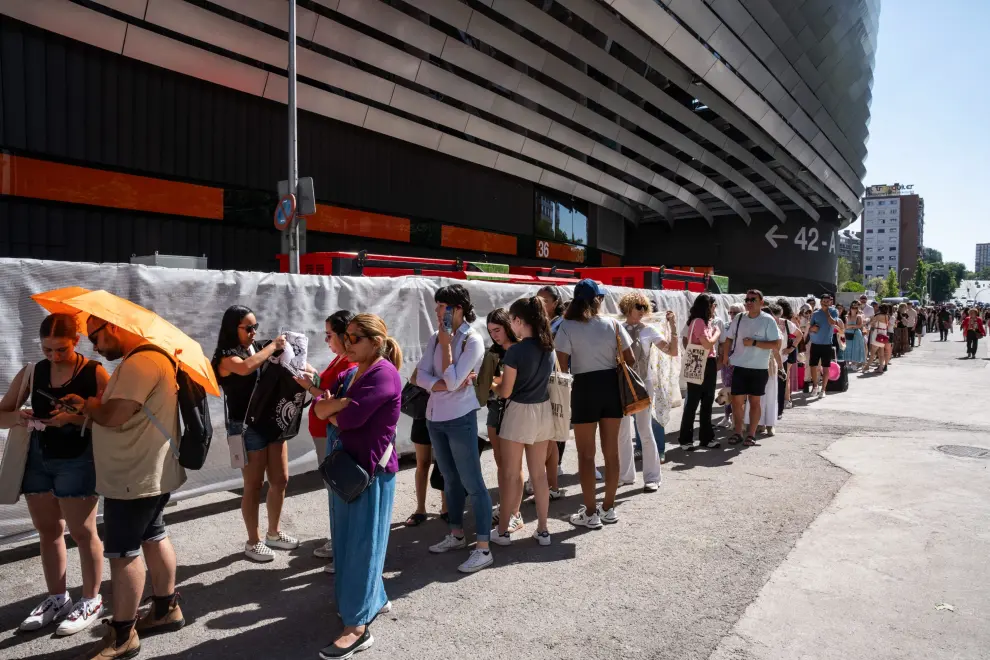 Decenas de personas hacen cola para la compra de merchandising de Taylor Swift, en los alrededores del Estadio Santiago Bernabéu este martes.