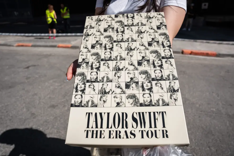Decenas de personas hacen cola para la compra de merchandising de Taylor Swift, en los alrededores del Estadio Santiago Bernabéu este martes.