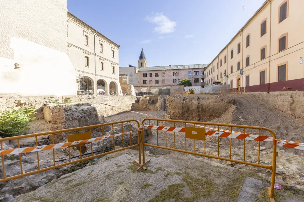 Restos de la muralla y de la base del torreón medieval que han sido localizados.