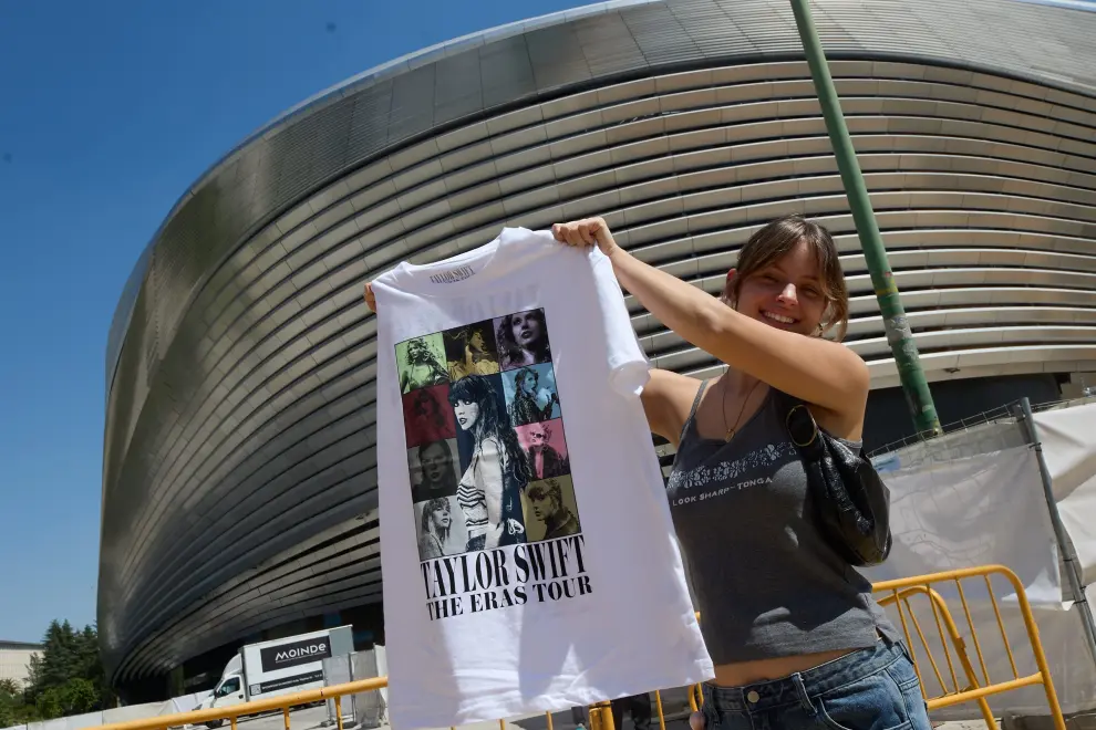 Los fans de Taylor Swift se arremolinan alrededor del Santiago Bernabéu para conseguir 'merchandasing' para el concierto.