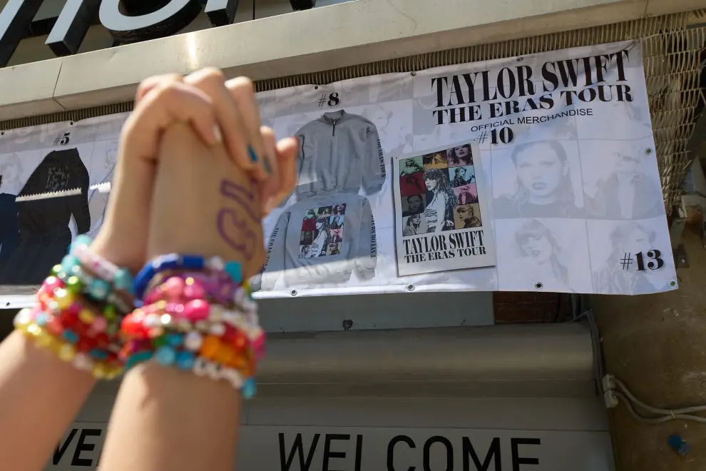 Los fans de Taylor Swift se arremolinan alrededor del Santiago Bernabéu para conseguir 'merchandasing' para el concierto.