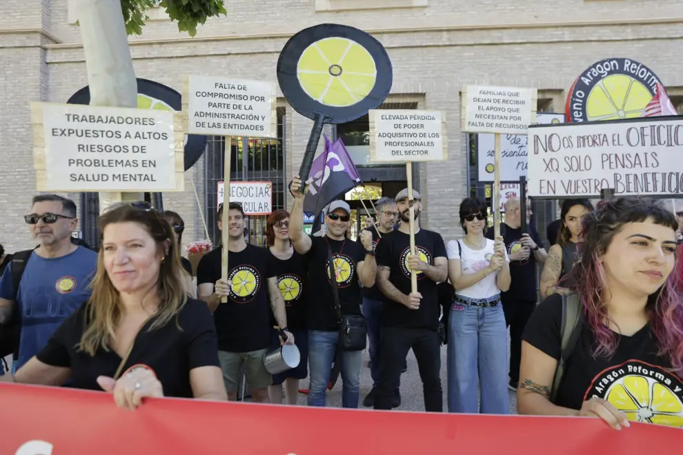 Fotos de la protesta de los trabajadores de los centros de menores de Aragón frente al Pignatelli