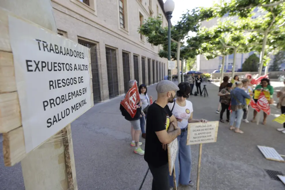 Fotos de la protesta de los trabajadores de los centros de menores de Aragón frente al Pignatelli