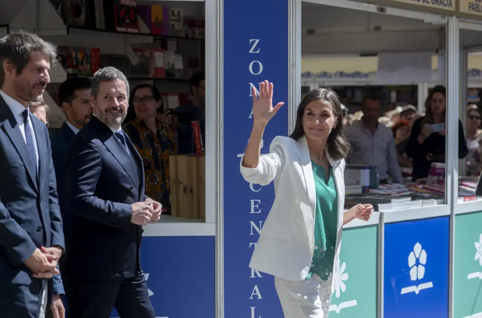 Doña Letizia ha inaugurado la feria entre selfies, autógrafos y fotografías de Felipe VI.