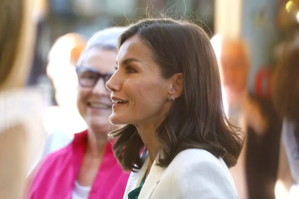 Doña Letizia ha inaugurado la feria entre selfies, autógrafos y fotografías de Felipe VI.