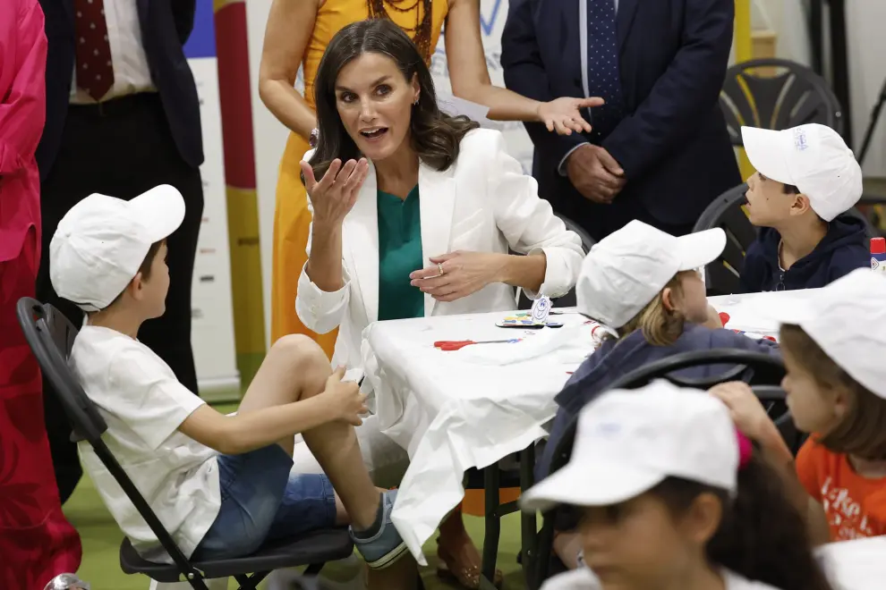 Doña Letizia ha inaugurado la feria entre selfies, autógrafos y fotografías de Felipe VI.