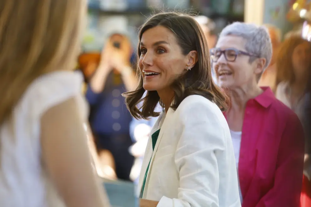 Doña Letizia ha inaugurado la feria entre selfies, autógrafos y fotografías de Felipe VI.