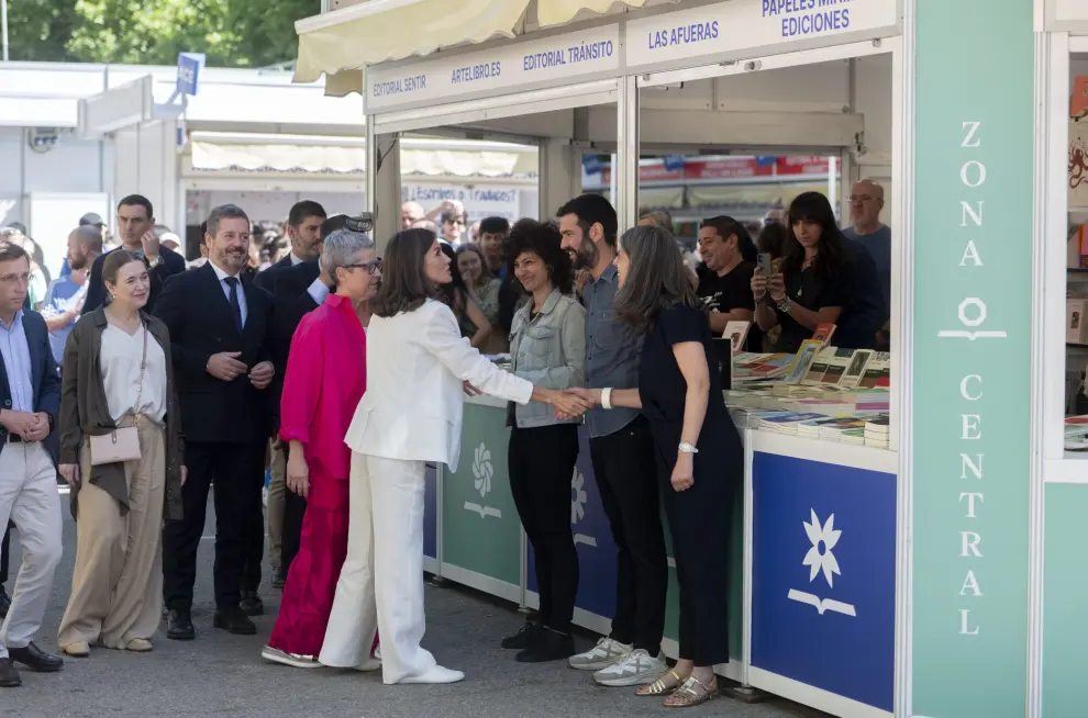 Doña Letizia ha inaugurado la feria entre selfies, autógrafos y fotografías de Felipe VI.