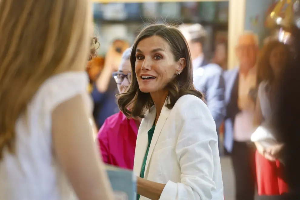 La Reina Letizia durante la inauguración de la 83ª edición de la Feria del Libro de Madrid, en el Parque del Retiro, a 31 de mayo de 2024, en Madrid (España). La Feria del Libro se celebra anualmente con el fin de promover el libro, la lectura y la actividad de las empresas, entidades e instituciones que se dedican a la edición, distribución o venta al público de libros. La 83ª edición de la Feria del Libro de Madrid se realiza bajo el lema El deporte ilumina la Feria, que evoca la idea de la actividad física ejercida como juego o competición, y cuya práctica supone inspiración para la creación literaria...REINA;FERIA DEL LIBRO..Jose Velasco / Europa Press..31/05/2024 [[[EP]]]