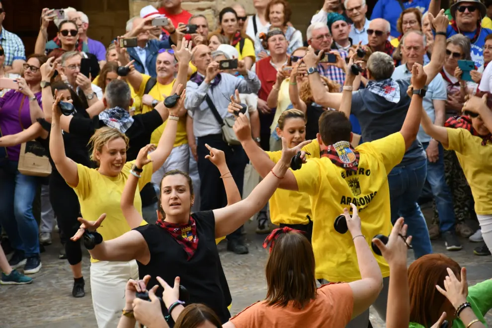 En la cita participan más de mil personas de 31 casas aragonesas de España y Toulouse, 23 grupos folclóricos y dos grupos locales.